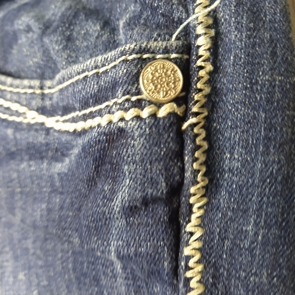 Maurices original dark wash denim capris zip button close. Size 5/6 - Picture 6 of 12